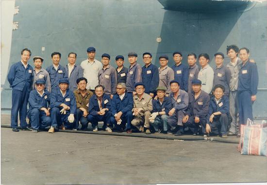 圖為深潛歸來合影(新華網發(fā))