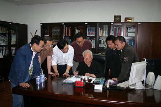 圖為黃旭華與青年科技工作者在一起(新華網發(fā))